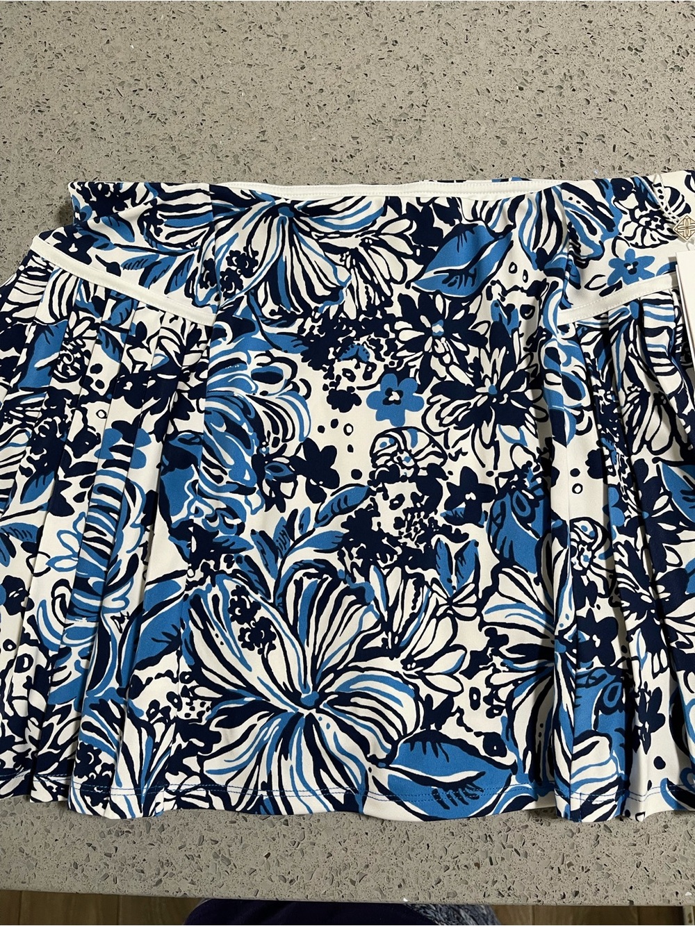 Lilly Pulitzer Luxletic Pull on Blue & White Floral Short Size L UPF 50+